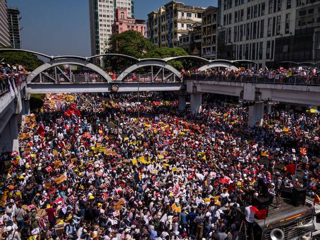 Masivas protestas contra el golpe militar en Myanmar