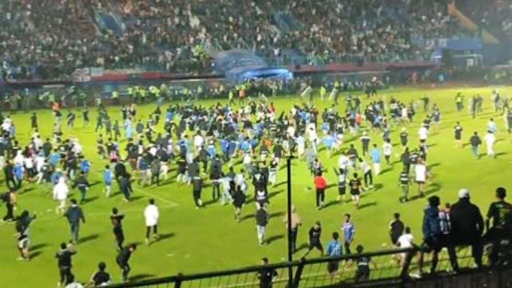 Reportan decenas de muertos y centenares de heridos tras disturbios durante un partido de fútbol en Indonesia