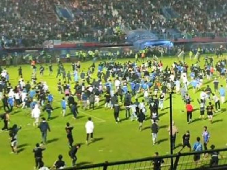Reportan decenas de muertos y centenares de heridos tras disturbios durante un partido de fútbol en Indonesia