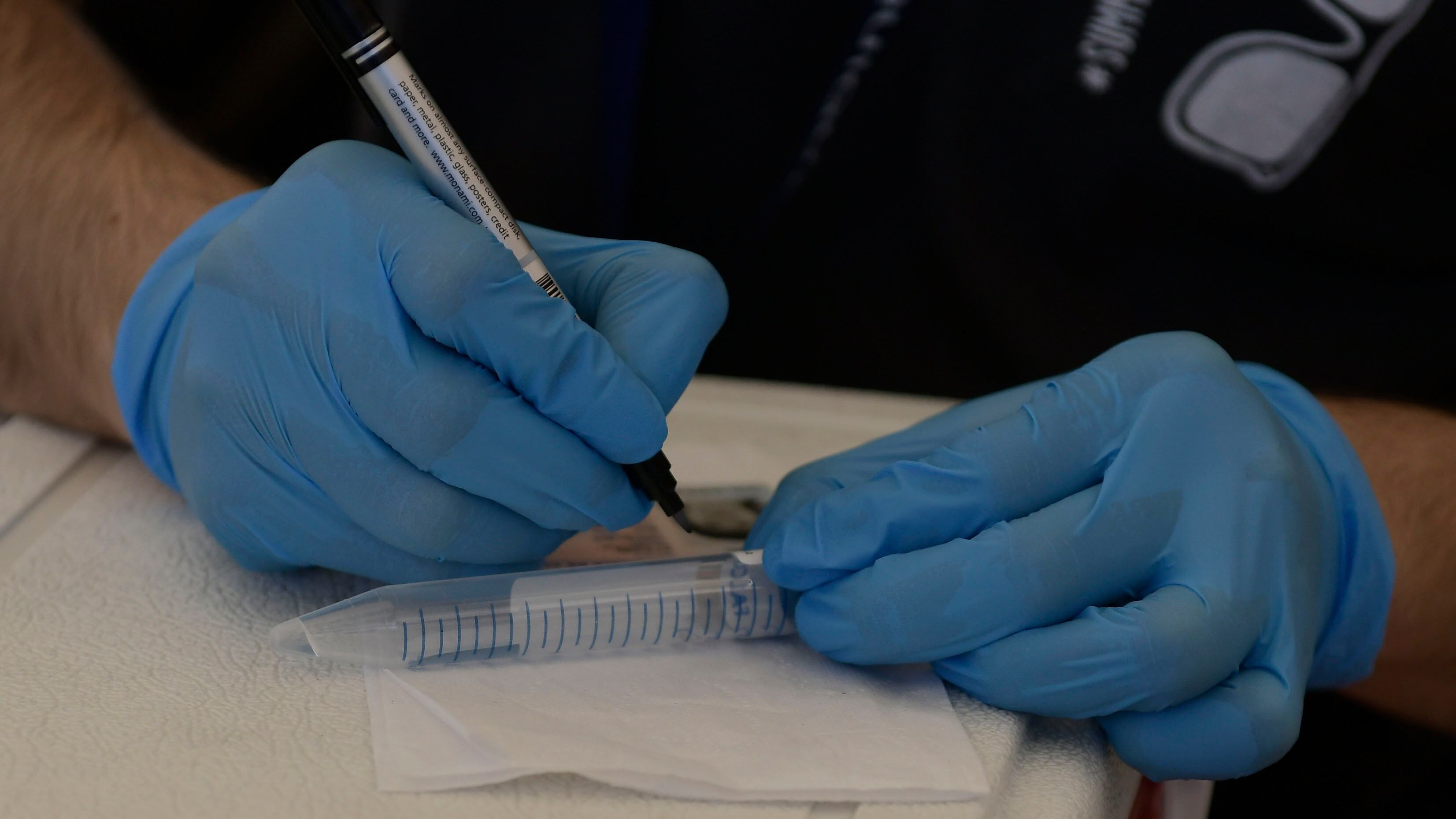 25 de JULIO O 2020 / ALTO HOSPICIOPersonal de salud primaria de la Municipalidad de Alto Hospicio efectuó test PCR a trabajadores de Feria Agropecuaria de dicha comuna, durante la emergencia sanitaria que ha provocado la pandemia Covid-19 en todo el país.
En la imagen un funcionaria escribe los datos de una persona en el tubo de muestras.
FOTO: CRISTIAN VIVERO BOORNES/AGENCIAUNO