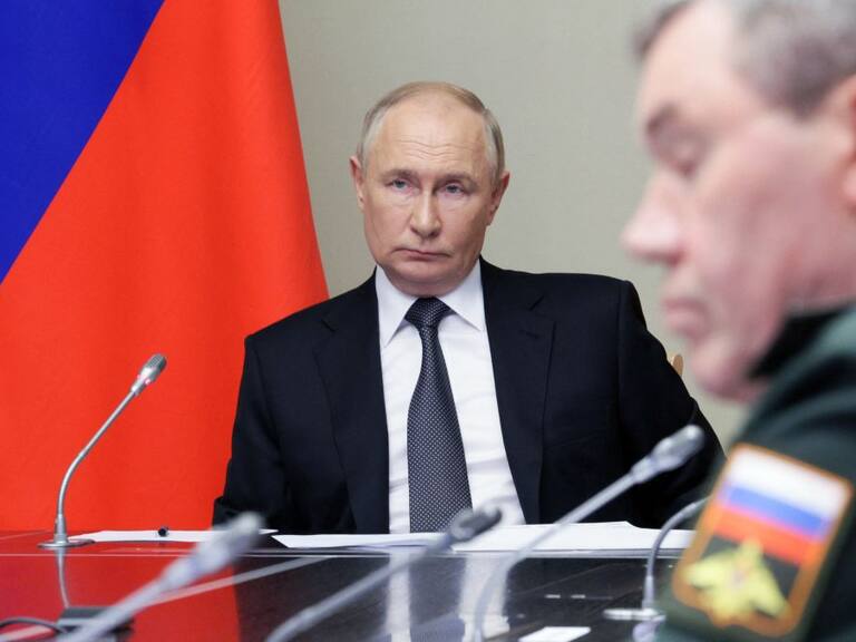 El presidente de Rusia, Vladimir Putin, escucha en el Kremlin las noticias de los avances militares de Ucrania en la región rusa de Kursk.