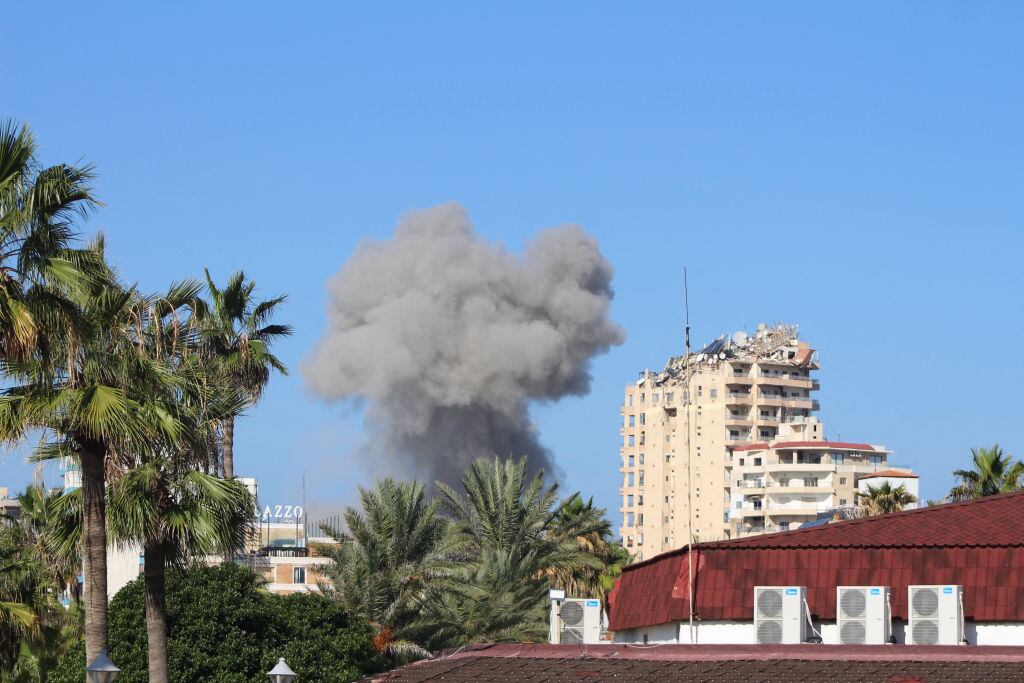 El humo se levanta sobre los suburbios de la ciudad de Beirut luego de un nuevo ataque aéreo contra zonas de la capital del Líbano