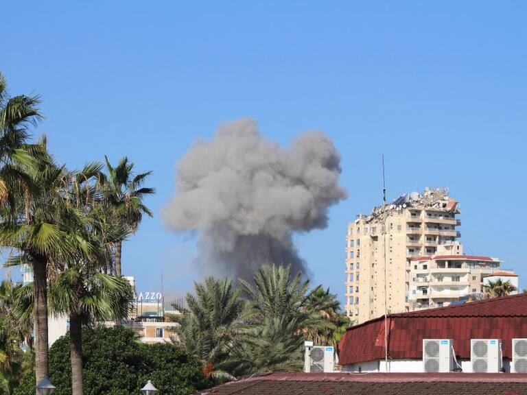 El humo se levanta sobre los suburbios de la ciudad de Beirut luego de un nuevo ataque aéreo contra zonas de la capital del Líbano