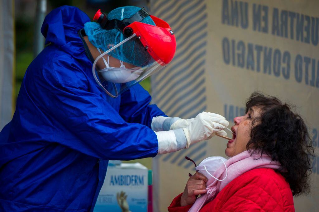Trabajadora de la salud realiza test del Covid-19 en Ciudad de México
