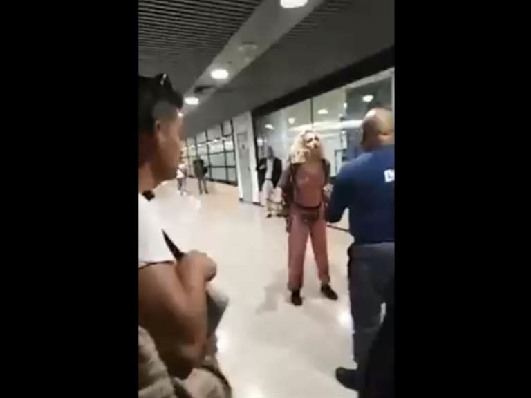 «Soy hija de un general»: Graban a joven descontrolada en el Aeropuerto de Santiago