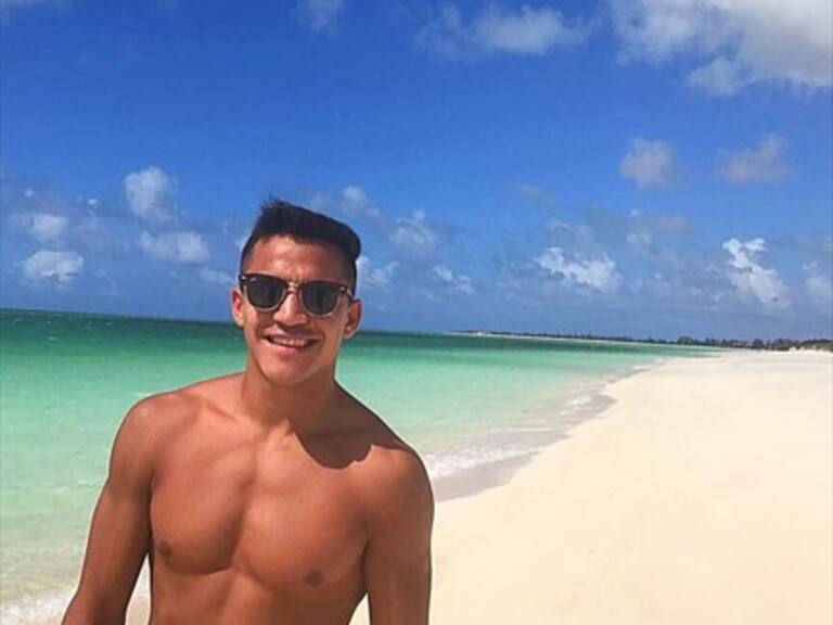 Alexis Sánchez goza y comparte sus vacaciones