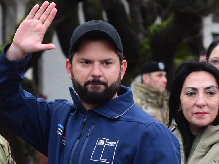 «Para echar a andar rápidamente las ayudas»: Presidente Boric retorna a La Moneda para sostener comité político con ministros