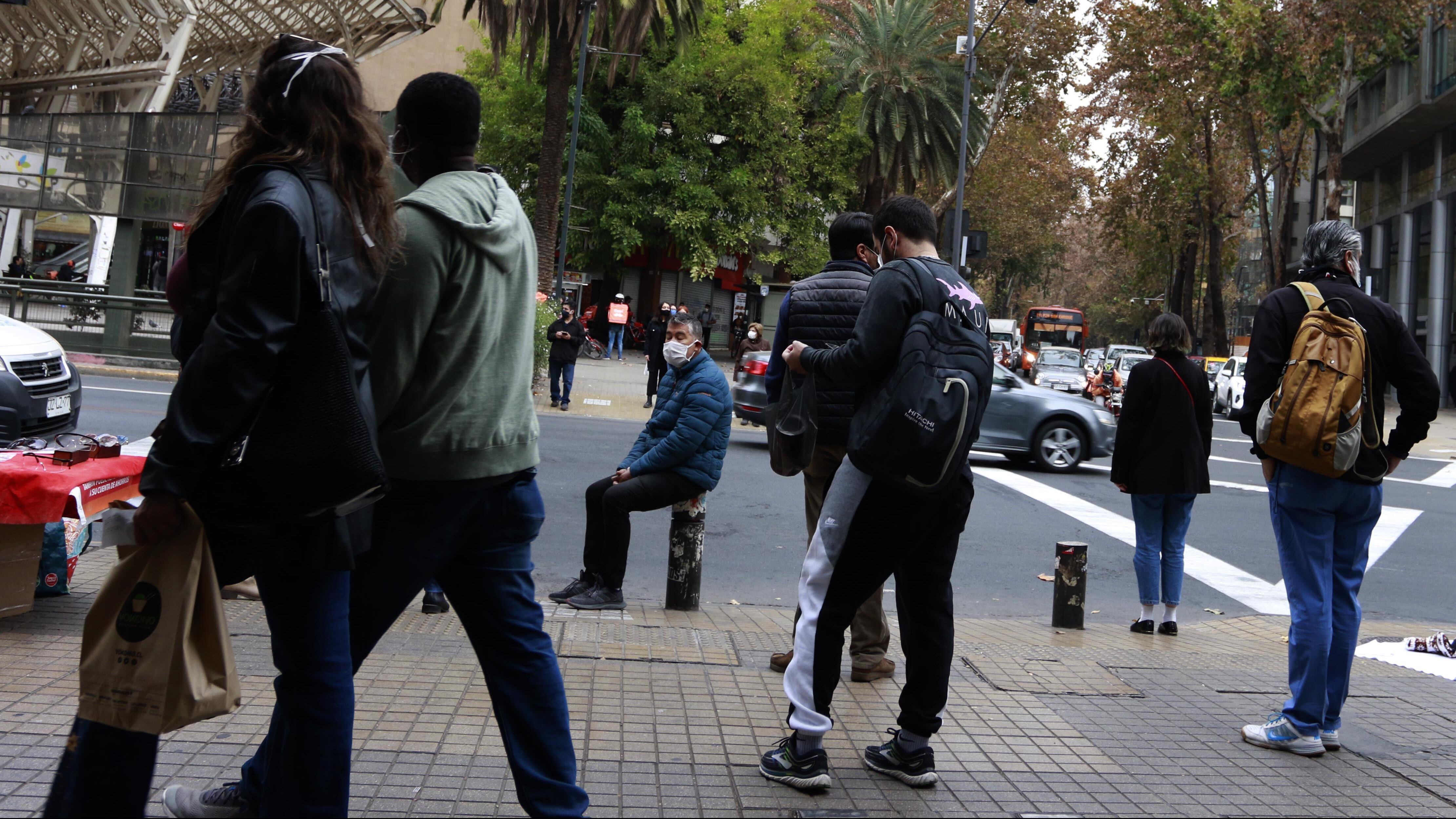 12 DE MAYO DE 2020/SANTIAGO Un grupo de personas en un semáforo en el sector de Av. Providencia esquina Avenida Ricardo Lyon, Providencia, durante el recorrido fotográfico por Santiago Oriente donde sufre un rebrote de coronavirus
FOTO: MAURICIO MÉNDEZ/AGENCIAUNO