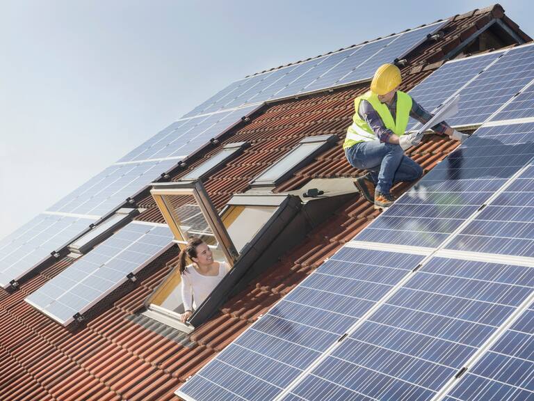 Alza en las cuentas de la luz en Chile: esto cuesta instalar paneles solares en tu vivienda para reducir el gasto eléctrico