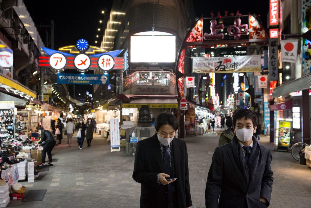 Peatones caminan con mascarillas en Tokio