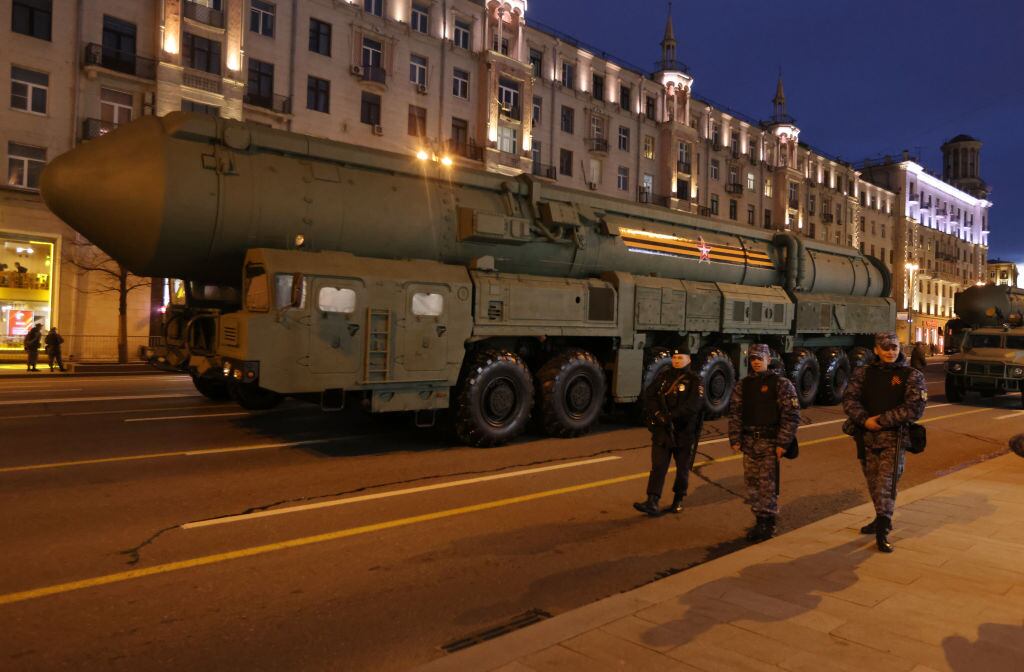 El Ejército de Rusia custodia un misil nuclear Yars que avanza por las calles de la ciudad de Moscú para un desfile militar