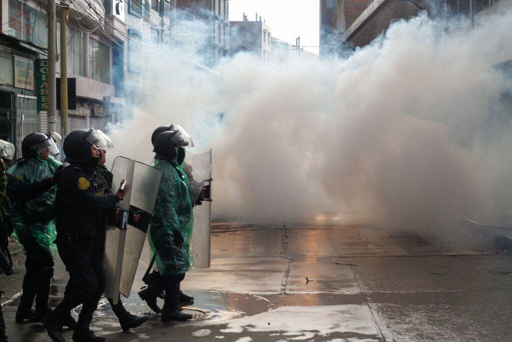 Policías lanzan gases lacrimógenos a los manifestantes en Perú