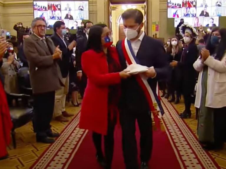 Ruth Hurtado le regala pasaje a Presidente Boric para que viste La Araucanía en medio de cierre de la Convención