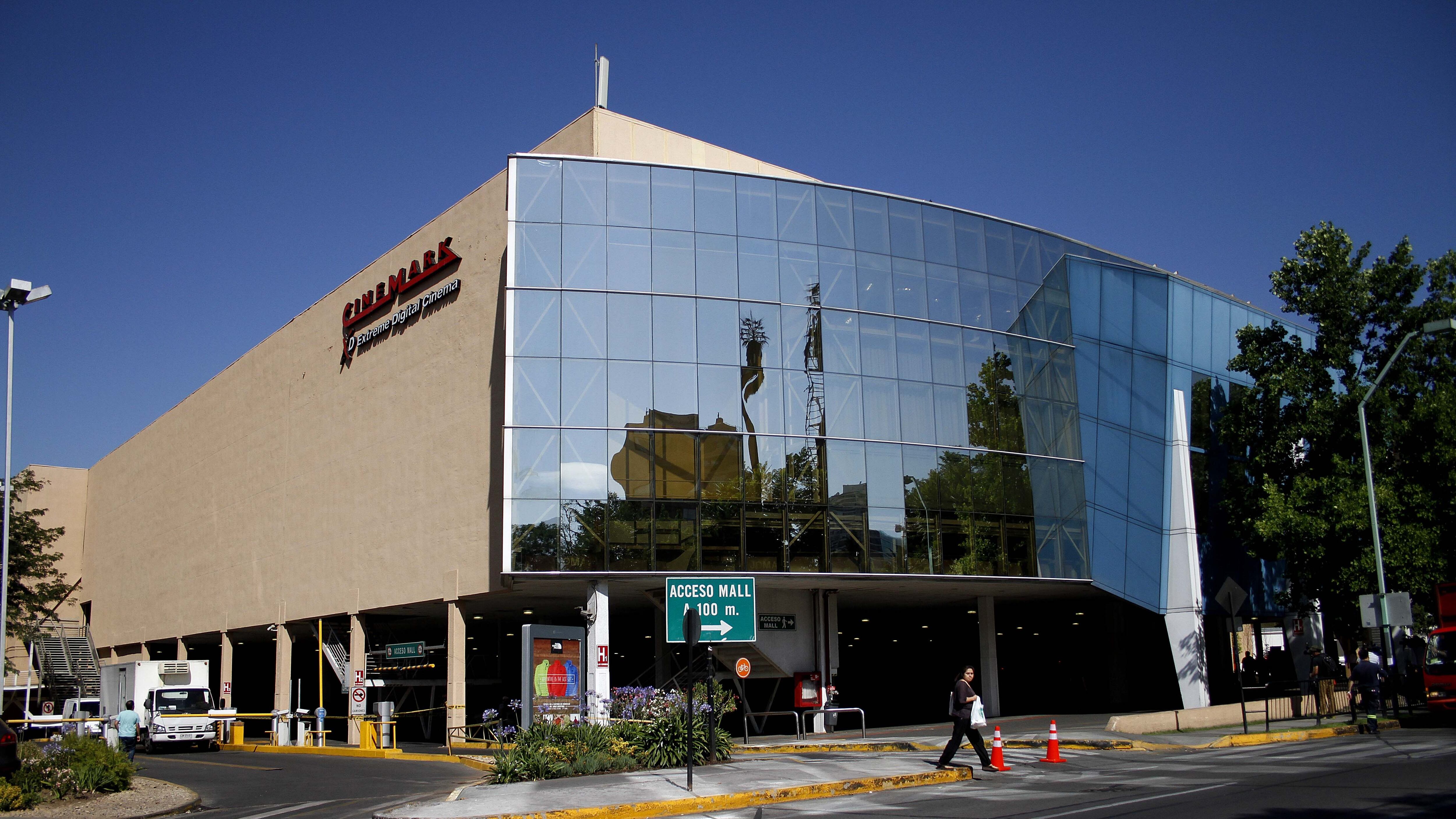 13 de Diciembre de 2014/SANTIAGOtras el robo frustado a un camion de valores de la empresa Intertecno en las afueras de la tienda Falabella del mall Alto Las Condes, el cual fue repelido por los vigilantes del camion de valores a balazos hiriendo a dos de los delincuentes, quienes no consiguieron concretar el robo
FOTO: JAVIER SALVO/AGENCIAUNO