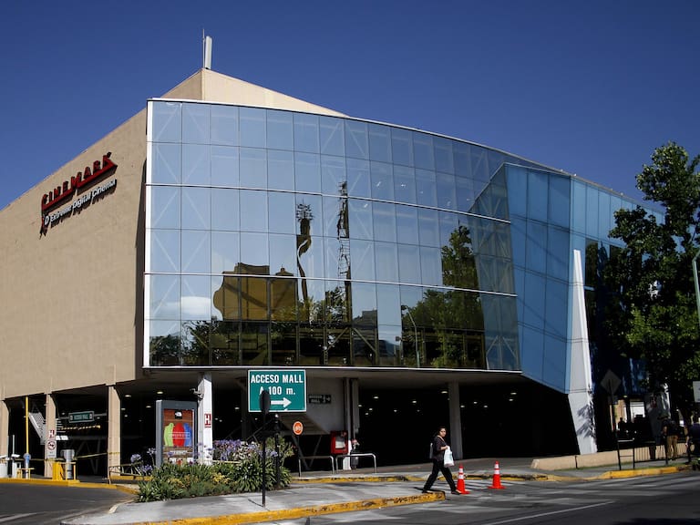 13 de Diciembre de 2014/SANTIAGOtras el robo frustado a un camion de valores de la empresa Intertecno en las afueras de la tienda Falabella del mall Alto Las Condes, el cual fue repelido por los vigilantes del camion de valores a balazos hiriendo a dos de los delincuentes, quienes no consiguieron concretar el robo
FOTO: JAVIER SALVO/AGENCIAUNO