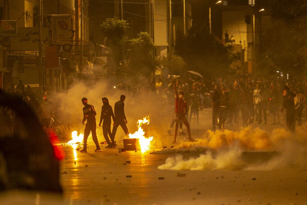 Manifestantes arman barricadas para evitar el avance policial en Tunisia
