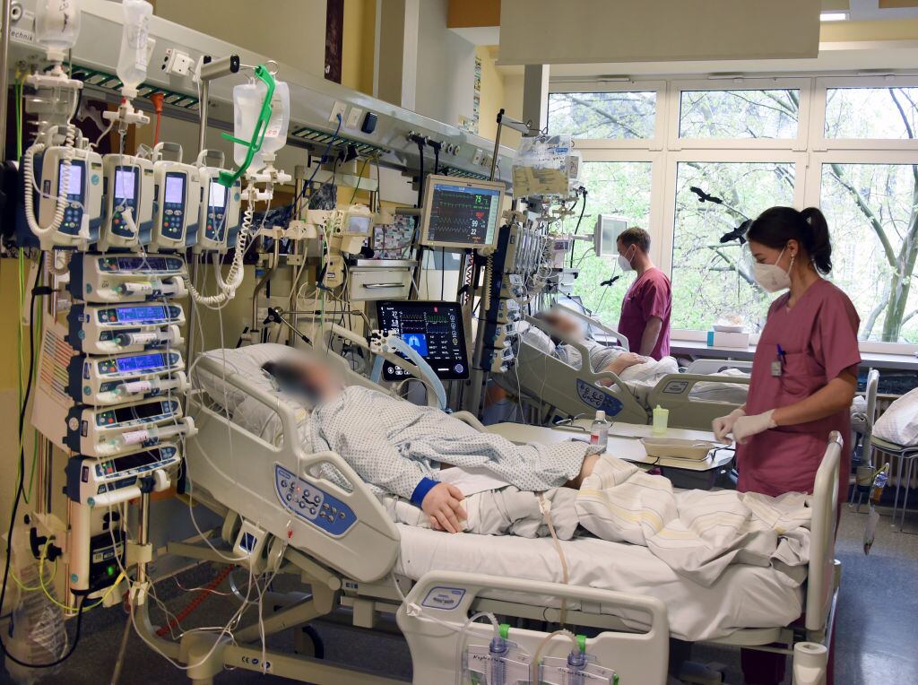Enfermeras atienden a un paciente del Covid-19 en hospital de Halle