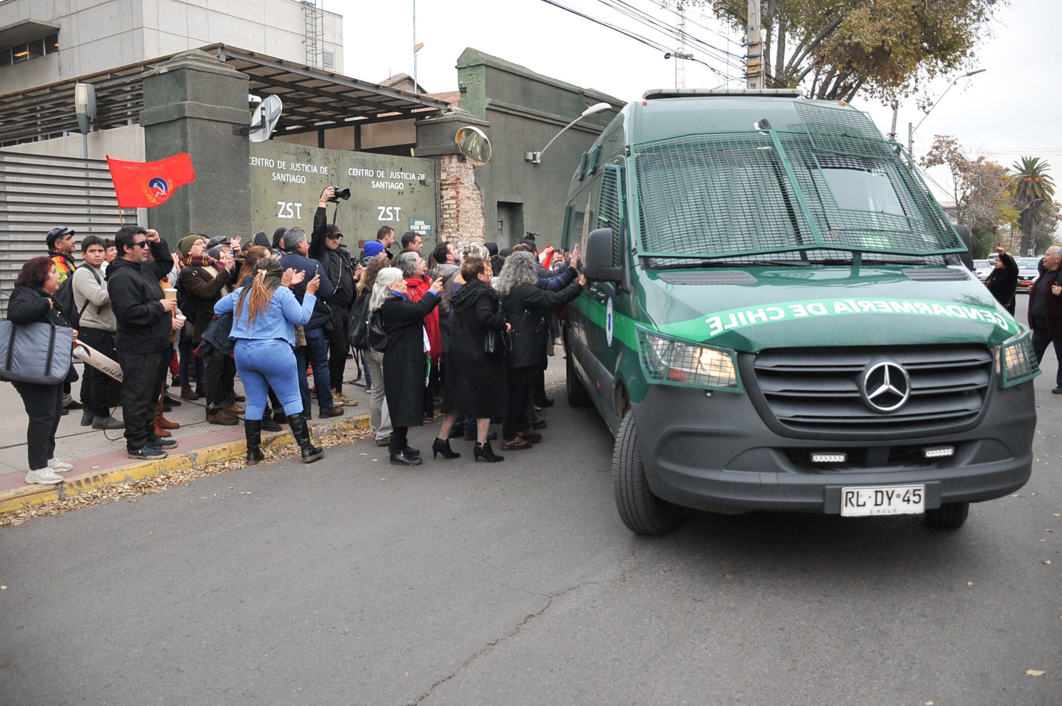 03 DE JUNIO DEL 2024 / SANTIAGOAdherentes en apoyo al alcalde Daniel Jadue rodean una furgoneta de Gendarmeria ante las dudas de si el alcalde está siendo o no trasladado en dicho vehículo penitenciario, hecho posterior a la formalizacion en el 3° Juzgado de Garantía de Santiago,  dónde se decretó prisión preventiva para el alcalde de Recoleta. La audiencia se realizó por presuntos delitos de cohecho, fraude al fisco y estafa, en el marco de la investigación del caso “farmacias populares” que lleva adelante la fiscal Giovanna Herrera de la Fiscalía Centro Norte.
FOTO: VICTOR HUENANTE / AGENCIAUNO