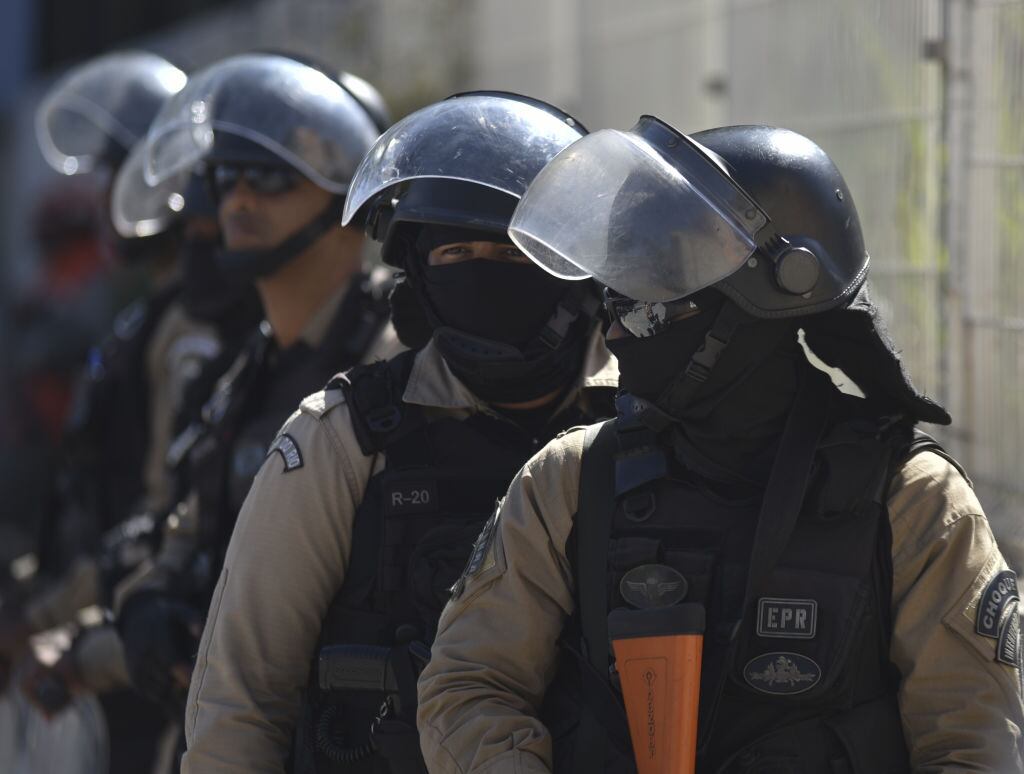 Miembros de la policía de Brasil se preparan para un operativo