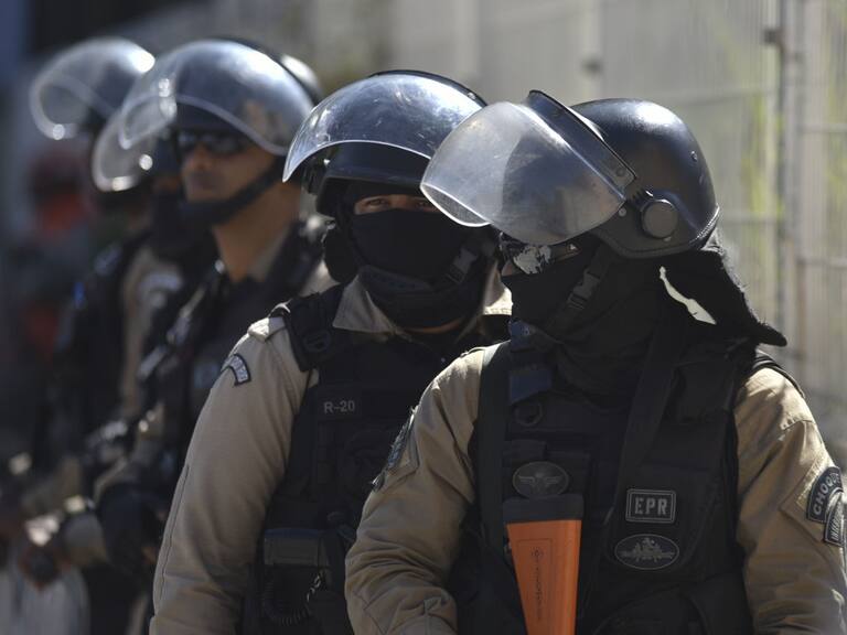 Miembros de la policía de Brasil se preparan para un operativo