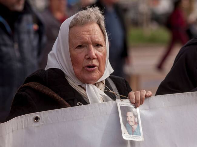 BUENOS AIRES, ARGENTINA - SEPTEMBER 03: Nora Cortiñas, Mother of Plaza de Mayo, walks around the Piramide de Mayo demanding "truth and justice" on September 03, 2009 in Buenos Aires, Argentina. His son Carlos Gustavo Cortiñas was arrested and disappeared in Buenos Aires, Argentina on April 15, 1977, by members of the armed forces during the last civil-military dictatorship (1976-1983). (Photo by Ricardo Ceppi/Getty Images)