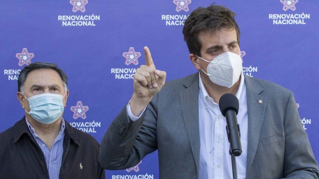 24 de Marzo 2022 / SANTIAGOEl secretario general de RN, diputado Diego Schalper, junto al diputado Miguel Mellado, se refieren a las nuevas medidas impulsadas por el Gobierno en relación a seguridad, presos del estallido y conflicto Mapuche. Desde la sede central de Renovación Nacional.
FOTO: LUIS FELIPE ARAYA / AGENCIAUNO