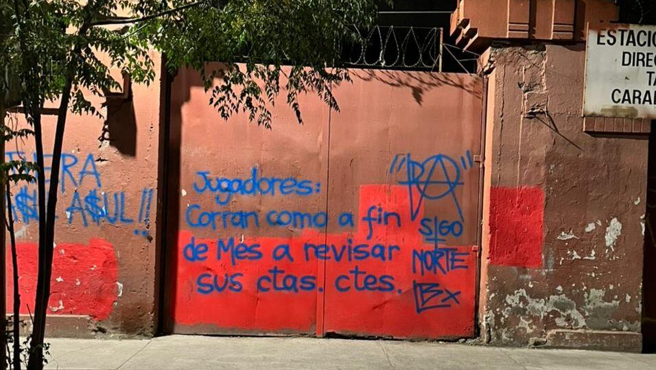 Hinchas de Universidad de Chile rayan Santa Laura con críticas al plantel: "Corran como a fin de mes a revisar sus cuentas corrientes"
