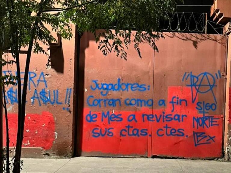 Hinchas de Universidad de Chile rayan Santa Laura con críticas al plantel: "Corran como a fin de mes a revisar sus cuentas corrientes"