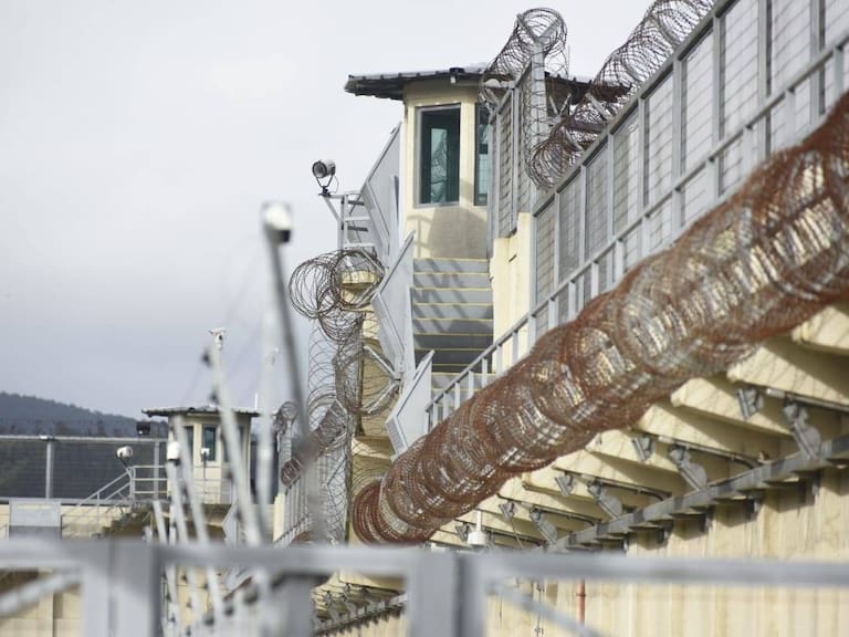 Suspenden audiencia y ordenan peritaje psiquiátrico a reo acusado de decapitar a un compañero en Concepción