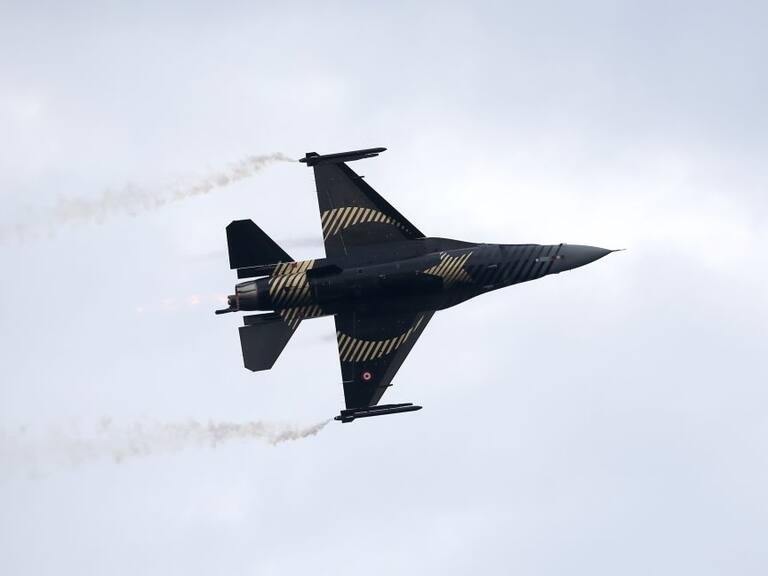Un caza de la fuerza aérea de Turquía en una demostración