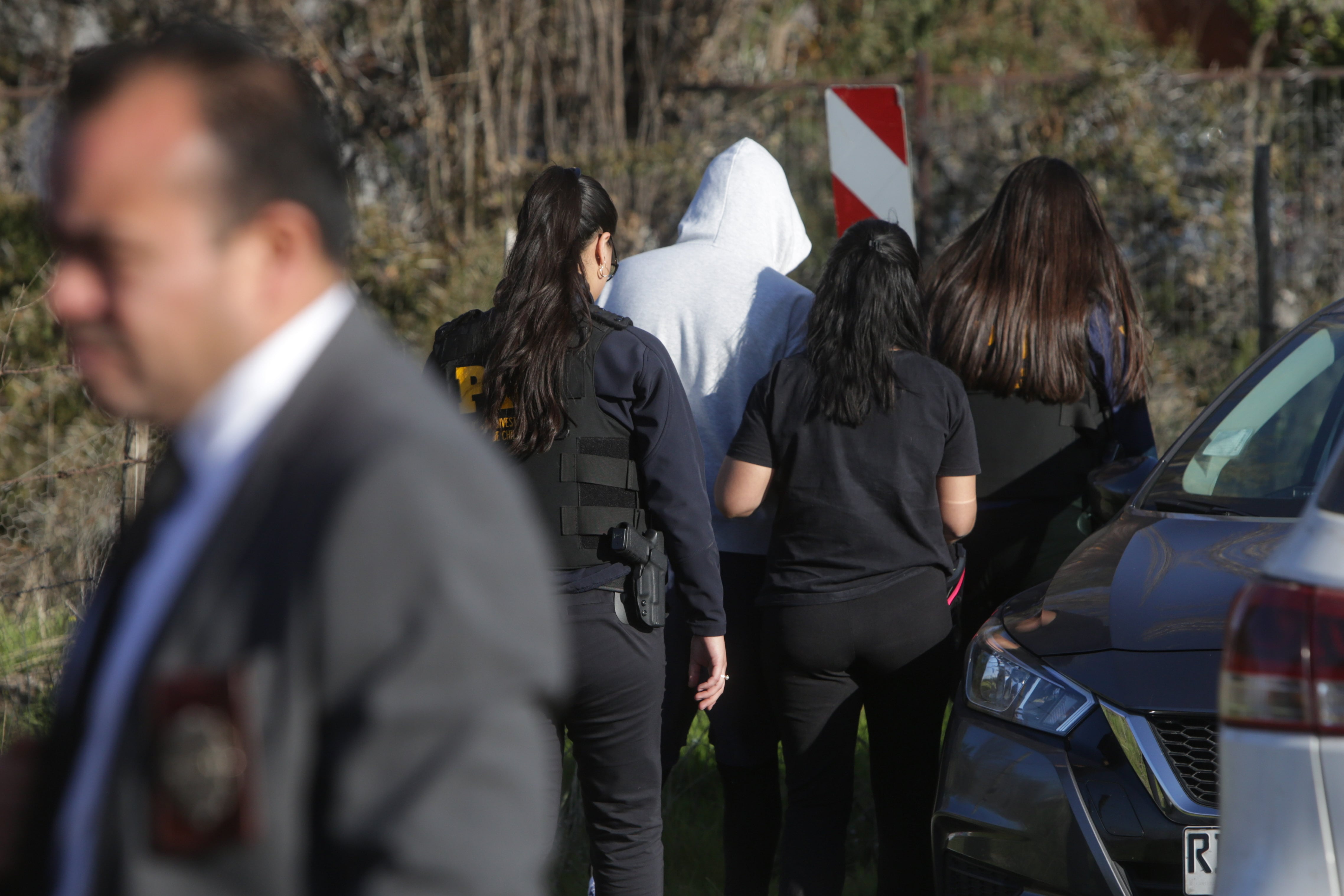 Agencia Uno | Imagen de archivo del ingreso de familiares de las víctimas que dejó la balacera en una parcela en Lampa