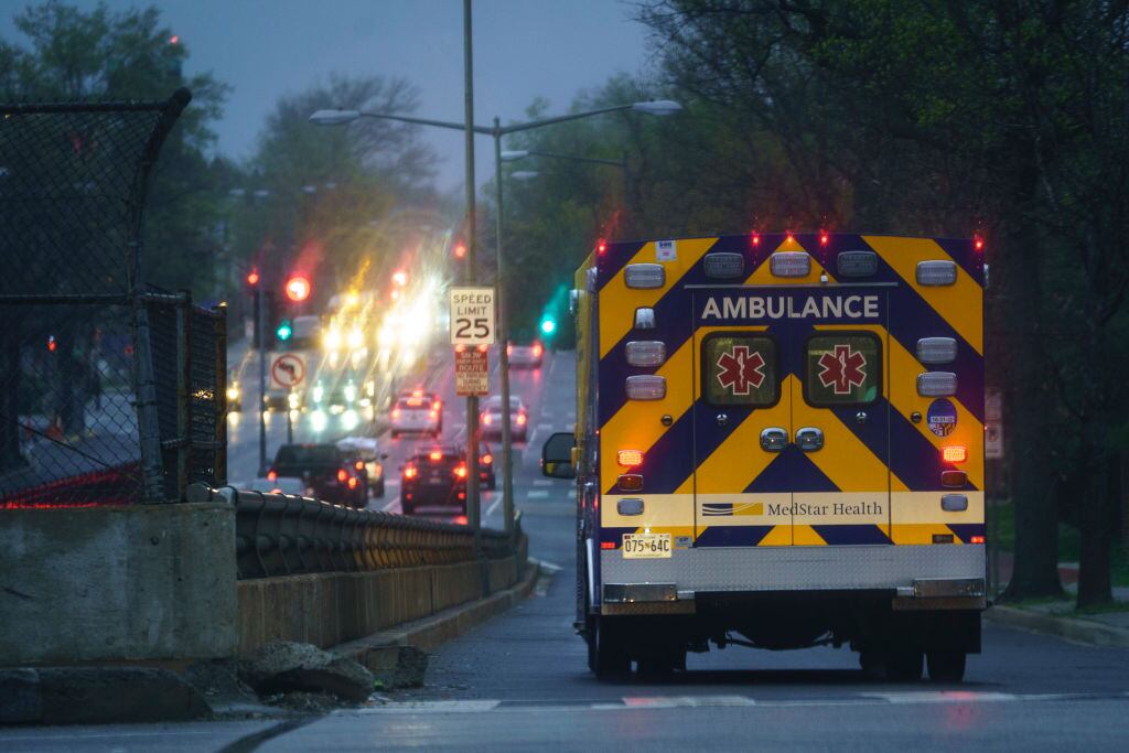 Una ambulancia se desplaza por la ciudad de Washington