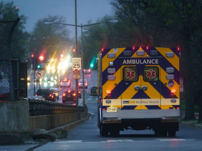 Una ambulancia se desplaza por la ciudad de Washington