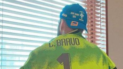 Dani Alves se llevó la camiseta de Claudio Bravo y los tres puntos desde Chile