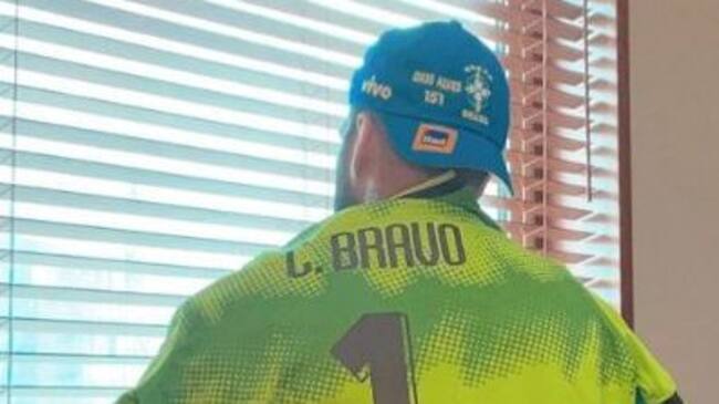 Dani Alves se llevó la camiseta de Claudio Bravo y los tres puntos desde Chile