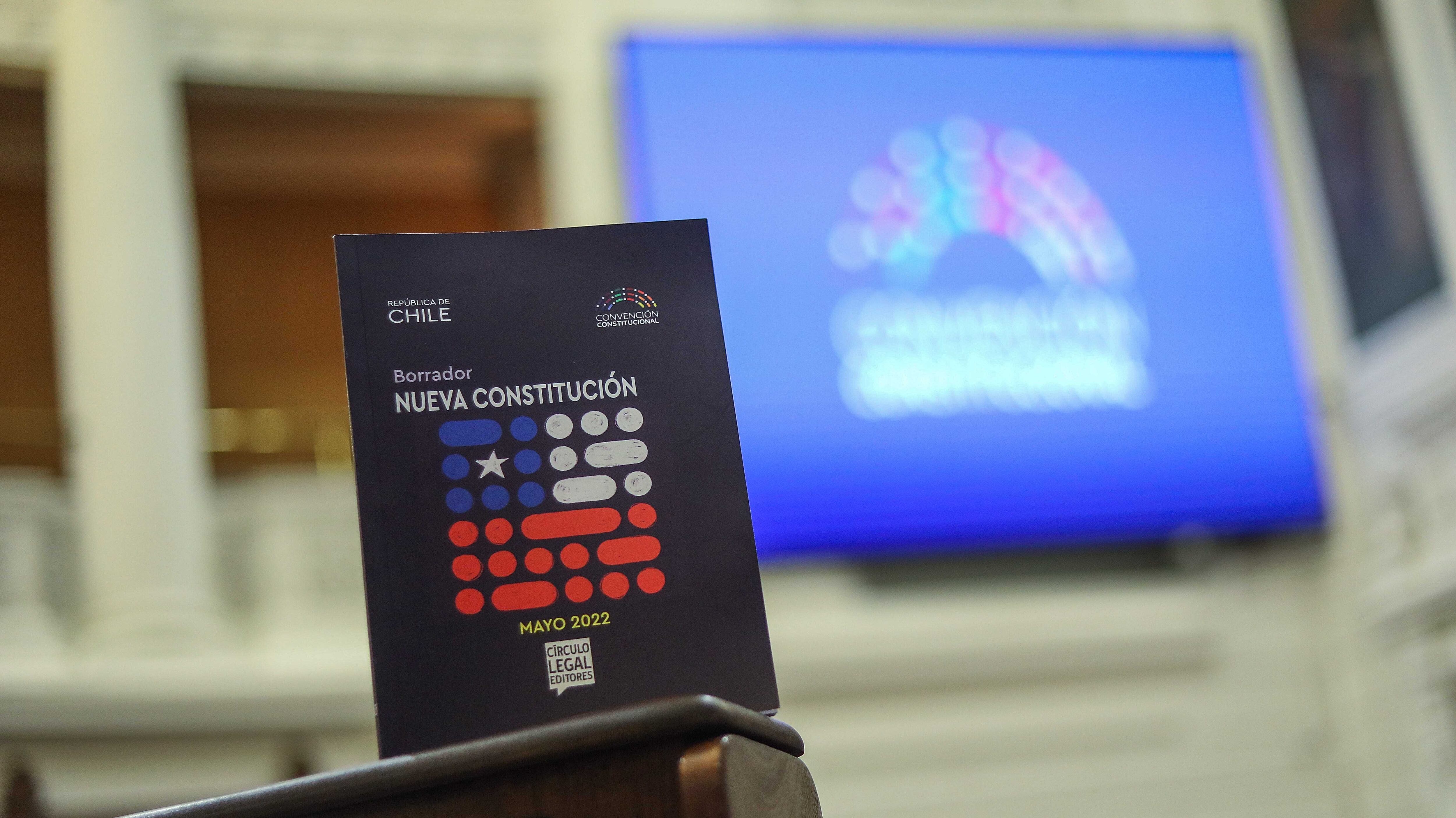 24 de mayo del 2022/SANTIAGOEl borrador de la nueva constitución dentro del hemiciclo del ex Congreso Nacional.
FOTO: SEBASTIAN BELTRAN GAETE/AGENCIAUNO