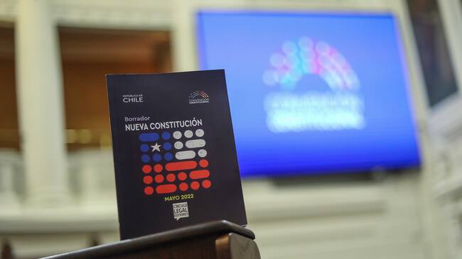 24 de mayo del 2022/SANTIAGOEl borrador de la nueva constitución dentro del hemiciclo del ex Congreso Nacional.
FOTO: SEBASTIAN BELTRAN GAETE/AGENCIAUNO