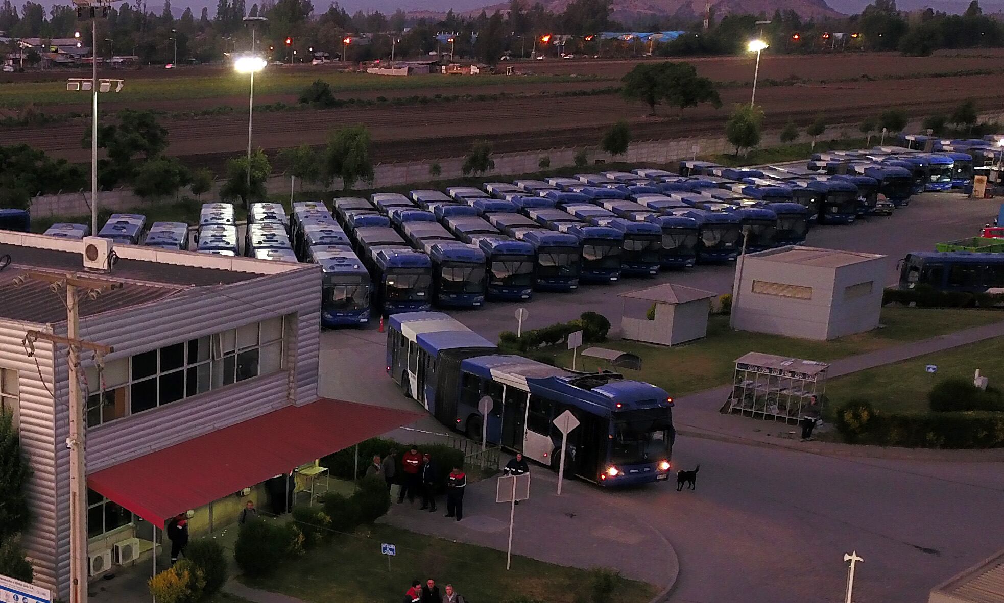 25 de Octubre de 2019/SANTIAGO Paro del sindicato de choferes del Patio Santa Rosa (La Pintana) de Subus, luego de que uno de sus colegas recibiera un disparo en el rostro mientras conducía un bus con pasajeros en la mencionada comuna. 
FOTO:SAMIR VIVEROS/AGENCIAUNO