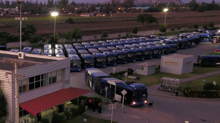 25 de Octubre de 2019/SANTIAGO Paro del sindicato de choferes del Patio Santa Rosa (La Pintana) de Subus, luego de que uno de sus colegas recibiera un disparo en el rostro mientras conducía un bus con pasajeros en la mencionada comuna.
FOTO:SAMIR VIVEROS/AGENCIAUNO