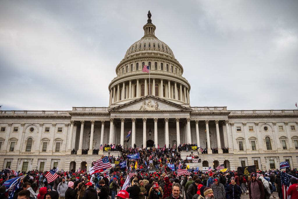 Fanáticos de Trump rodean el Capitolio de EEUU en enero de 2021