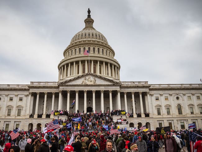 Fanáticos de Trump rodean el Capitolio de EEUU en enero de 2021