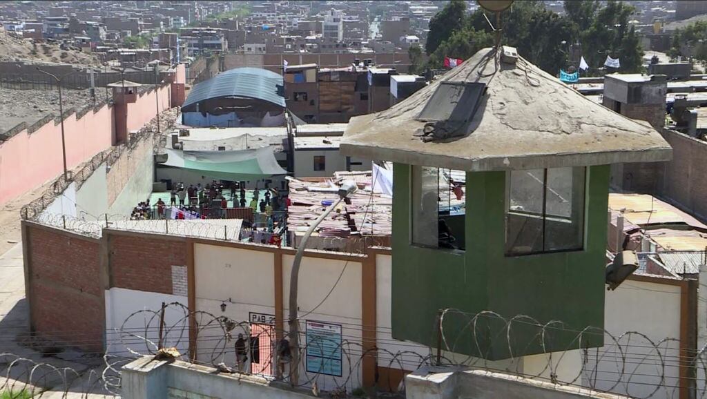 Una imagen externa de la cárcel Castro de Lima