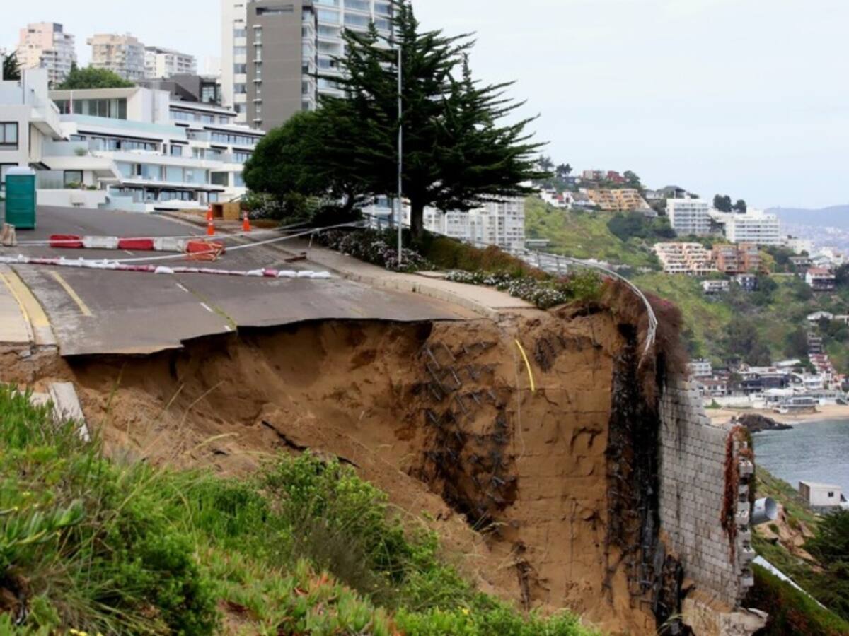 Reportan deslizamiento de tierra por lluvias cerca de socavón que amenaza a edificios en Viña del Mar