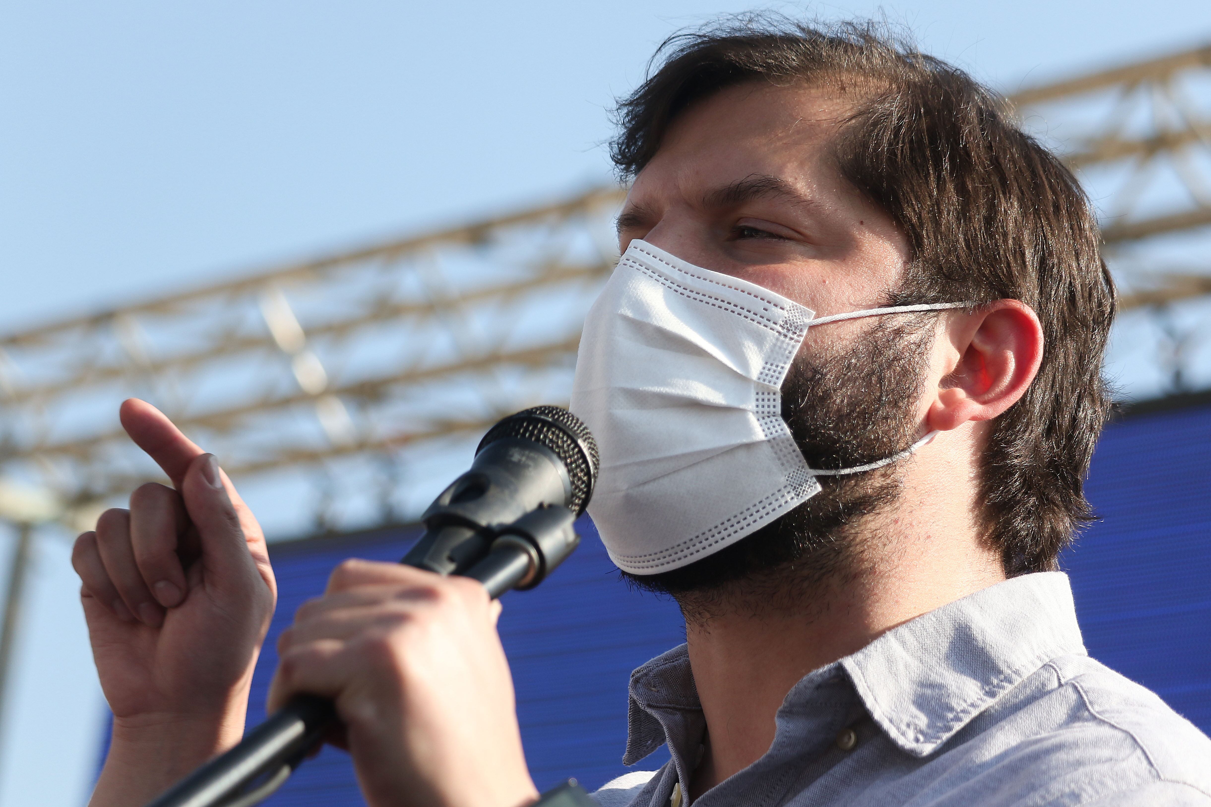 Candidato Gabriel Boric fue golpeado en visita a cárcel de Santiago