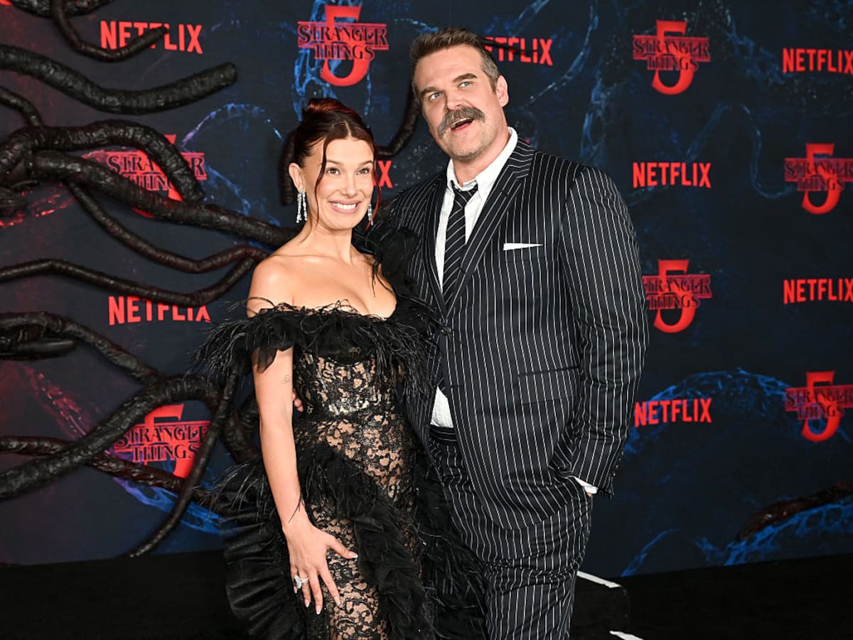 Sin tensiones: Millie Bobby Brown y David Harbour compartieron en la premiere mundial de “Stranger Things” 5