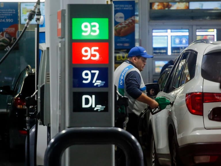 ¿Cargar “al corte” o estanque lleno? Expertos entregan recomendaciones para ahorrar bencina y cuidar tu auto