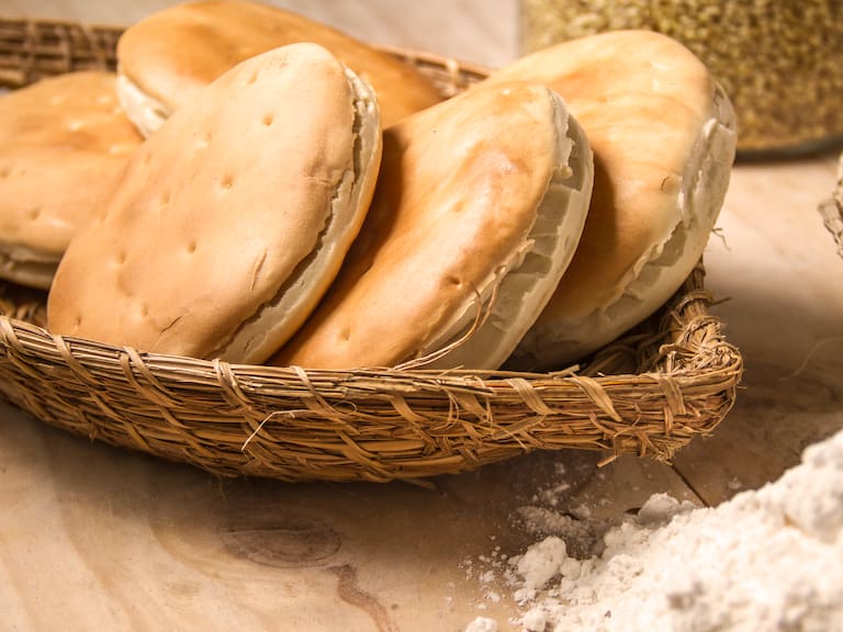 Ni en bolsa plástica, ni envuelto en paños: esta es la mejor forma de guardar el pan para que dure más tiempo