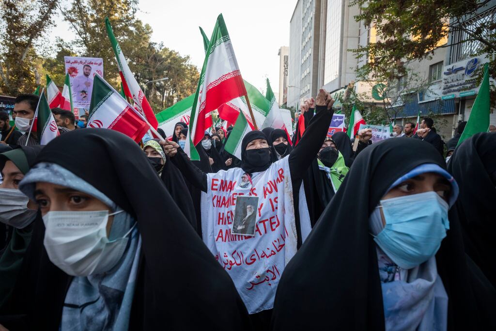 Mujeres en Irán protestan contra la embajada de EEUU en Teherán
