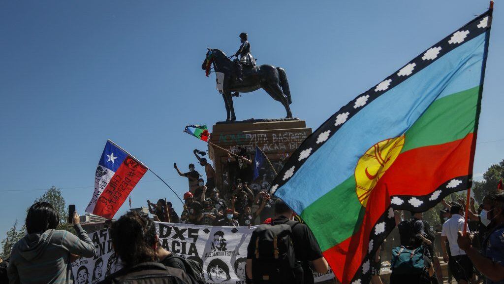 12 de octubre del 2020/SANTIAGOUna gran cantidad de persona, se toman la plaza Baquedano, durante la marcha por la Resistencia Mapuche y en contra de la militarización de la Araucanía, en el marco del Día del encuentro de Dos Mundos.
FOTO: AGENCIAUNO