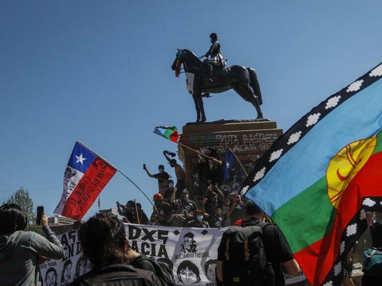 12 de octubre del 2020/SANTIAGOUna gran cantidad de persona, se toman la plaza Baquedano, durante la marcha por la Resistencia Mapuche y en contra de la militarización de la Araucanía, en el marco del Día del encuentro de Dos Mundos.
FOTO: AGENCIAUNO